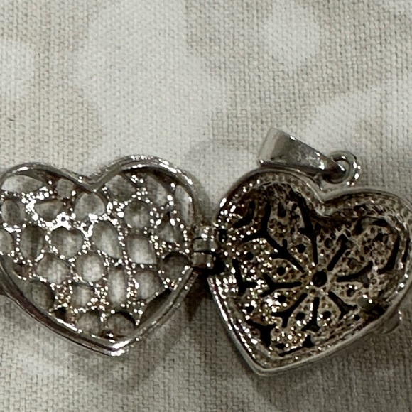 Holiday gift. Elegant Sterling Silver Heart locket Pendant - Picture 5 of 6
